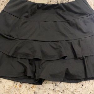 Tail Essential double tiered skirt 13.5” size Small